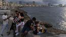 Orang-orang menghabiskan sore hari di Malecon di Havana, Kuba, pada Rabu (29/9/2021). Pihak berwenang di Kuba mulai melonggarkan pembatasan COVID-19 di beberapa kota seperti Havana dan Varadero. (AP Photo/Ramon Espinosa)