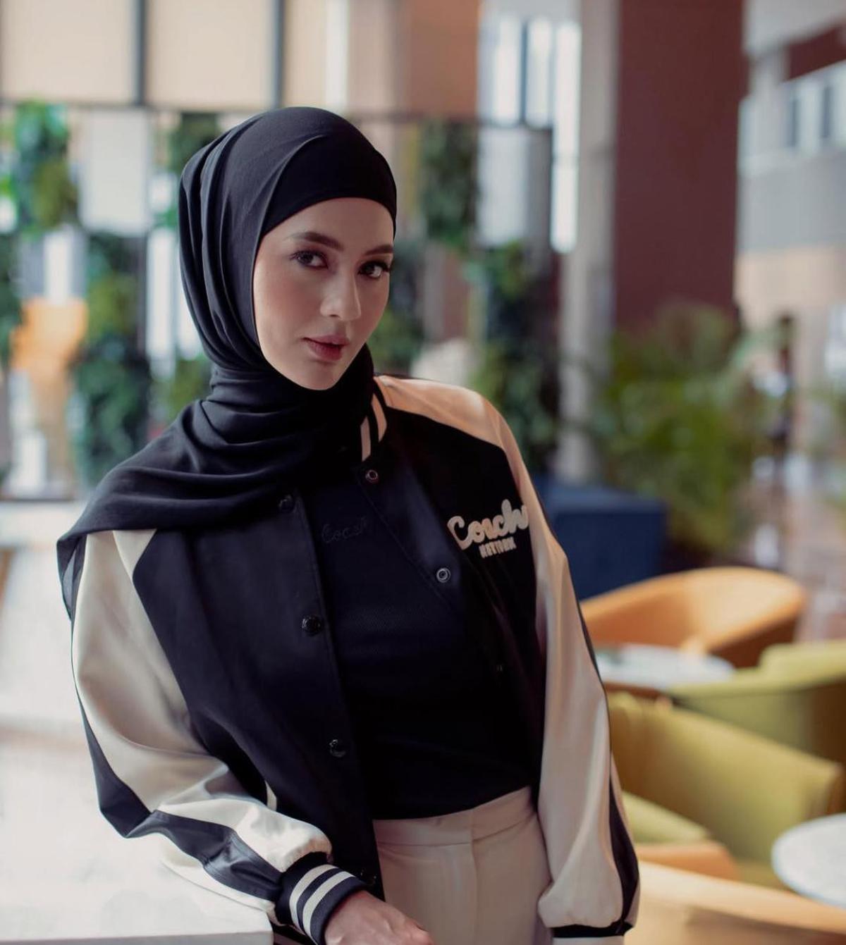 Dari Street Style ke Look Formal, Ini Inspirasi Hijab Paula Verhoeven yang Memikat
