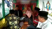 Pernikahan 2 Anak Suku Laut di Perahu Lantera, Kabupaten Lingga. (Foto: Kemenag)