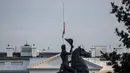 Bendera Amerika di atap Gedung Putih berkibar setengah tiang di Washington, Kamis (26/8/2021). Semua gedung federal dan fasilitas militer milik AS akan mengibarkan bendera AS setengah tiang untuk menghormati anggota marinir AS dan lainnya yang tewas dalam serangan bom di Kabul.(Eric BARADAT/AFP)