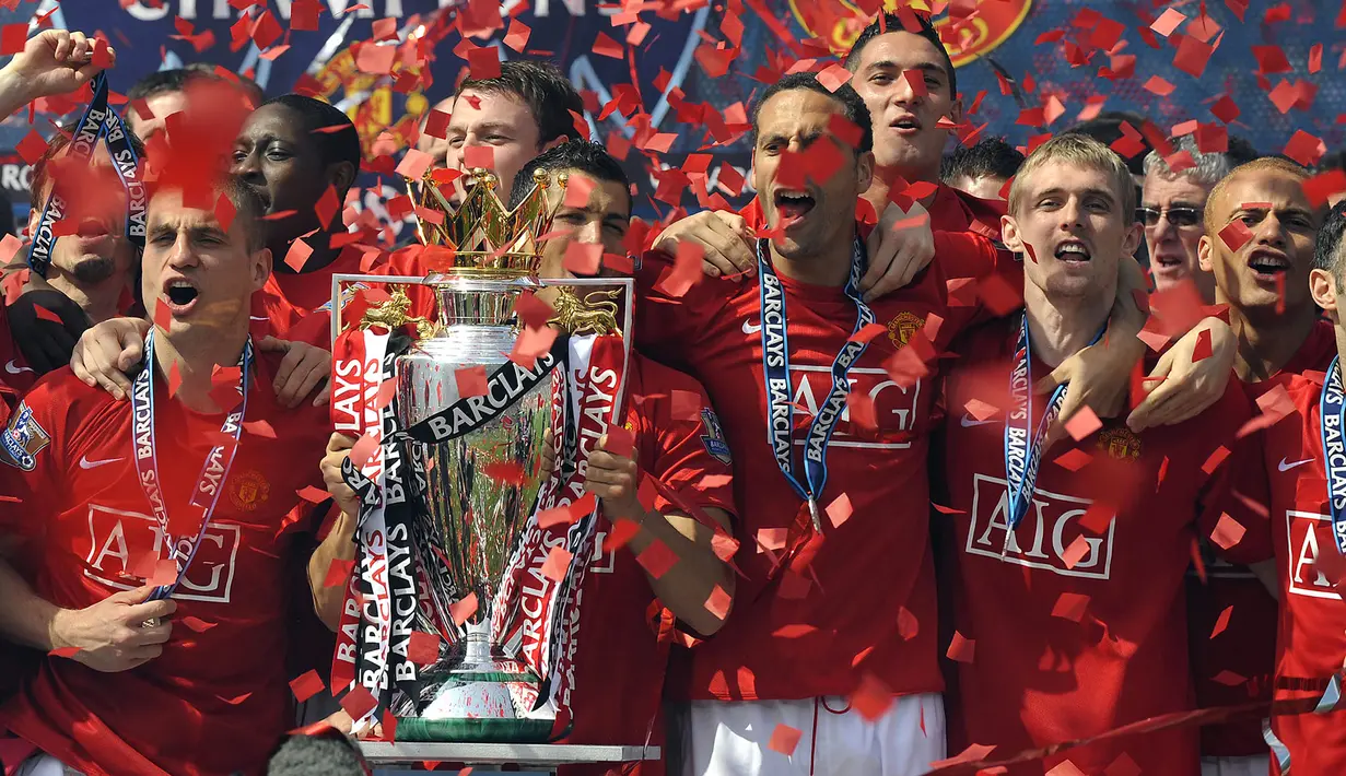 Manchester United menjadi klub keempat yang mampu menjuarai Liga Inggris selama 3 musim berurutan, sekaligus sebagai klub pertama yang melakukannya lebih dari satu kali, yaitu dua kali. Hattrick gelar Liga Inggris yang pertama dilakukan pada musim 1998/1999 hingga 2000/2001 dan kembali melakukannya pada musim 2006/2007 hingga 2008/2009. Gelar Liga Inggris terakhir yang menjadi gelar ke-20 dan menahbiskan Setan Merah sebagai pengoleksi gelar Liga Inggris terbanyak hingga kini diraih MU pada musim 2012/2013. (AFP/Adrian Dennis)