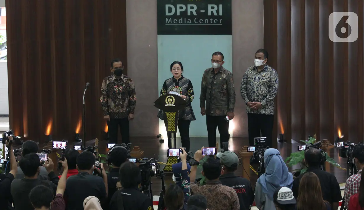 Ketua DPR Puan Maharani membacakan surat Presiden di Lobby Nusantara III, Kompleks Parlemen MPR/DPR-DPD, Jakarta, Rabu (3/11/2021).  Dalam Supres ini mengajukan KSAD Jendral TNI Andika Perkasa sebagai calon tunggal Panglima TNI menggantikan Marsekal Hadi Tjahjanto.  (Liputan6.com/Angga Yuniar)