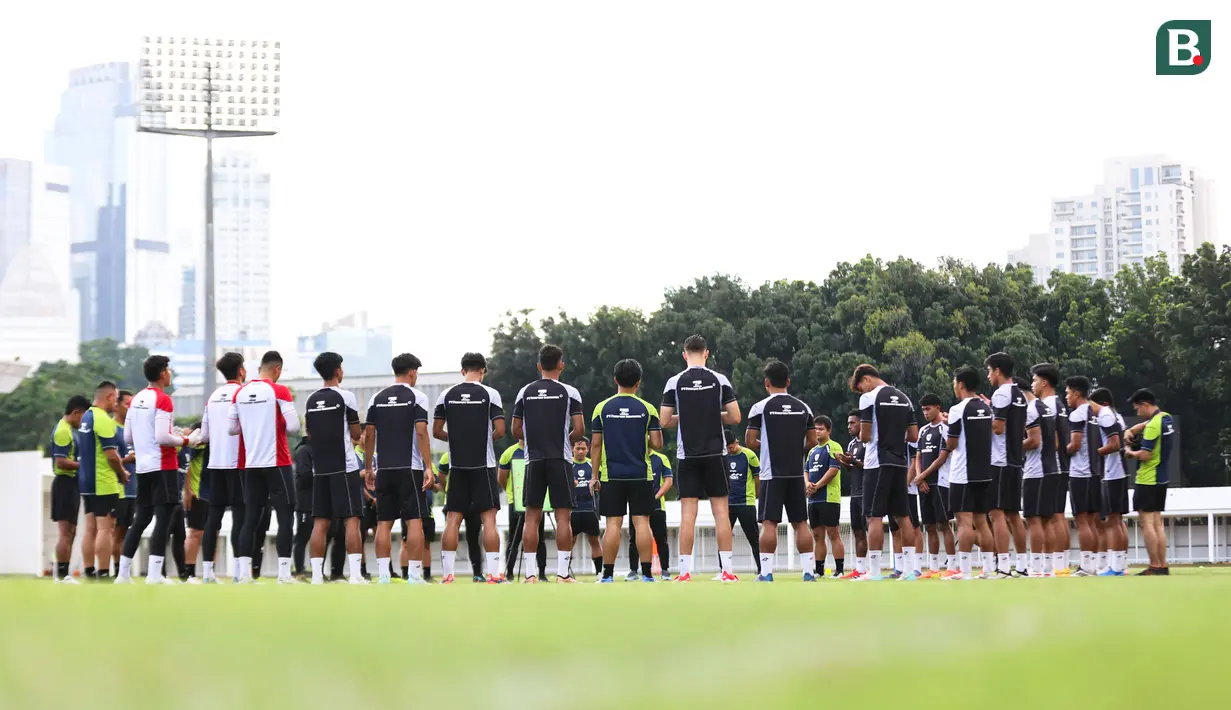Timnas Indonesia melakukan sesi latihan di Stadion Madya, Gelora Bung Karno, Jakarta, Rabu (5/2/2025). (Bola.com/Abdul Aziz)