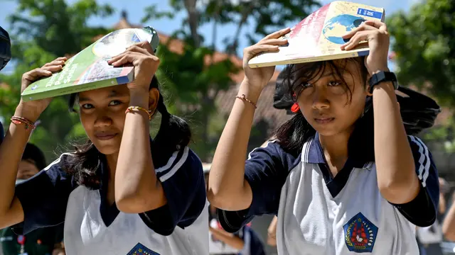 Para Pelajar di Bali Ikuti Simulasi Gempa Bumi dan Tsunami