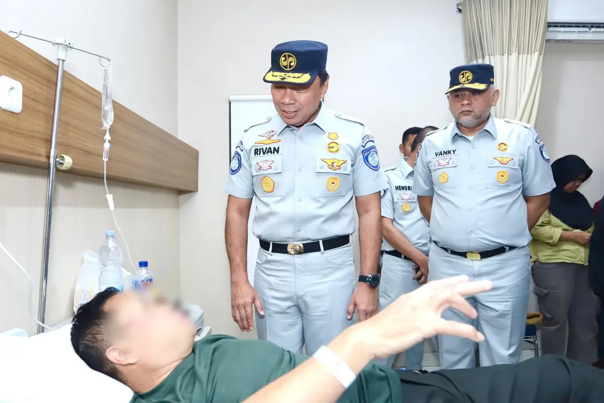Direktur Utama Jasa Raharja, Rivan A. Purwantono menjenguk korban kecelakaan beruntun yang terjadi di Tol Cipularang, Jawa Barat yang dirawat di Rumah Sakit Abdul Radjak, Purwakarta.