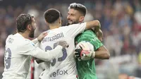 Pemain AC Milan Olivier Giroud dan rekan-rekannya merayakan kemenangan 1-0 atas Genoa pada pertandingan Liga Ialia di Stadion&nbsp;Comunale Luigi Ferraris, Genova, Minggu (8/10/2023) dini hari WIB. (Tano Pecoraro/LaPresse via AP)