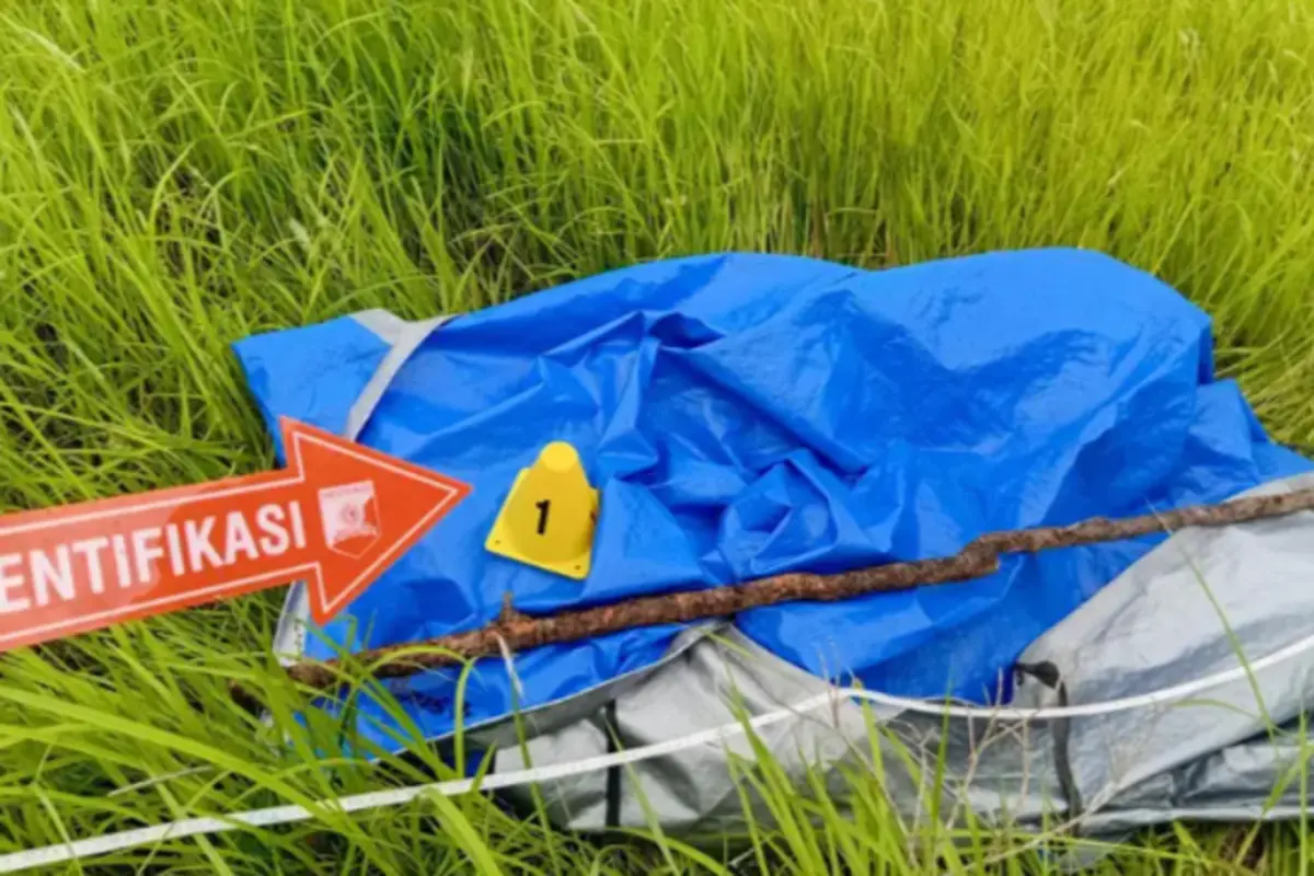 Polisi saat melakukan olah TKP kasus suami bunuh istri di Kabupaten Sumba Timur, NTT (Liputan6.com/Ola Keda)