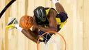 Pemain Indiana Pacers, Victor Oladipo saat mengikuti kontes Slam Dunk NBA All-Star 2018 di Los Angeles, AS (17/2). Victor Oladipo tampil unik menggenakan topeng dari film "Black Panther". (Bob Donnan / Pool via AP)