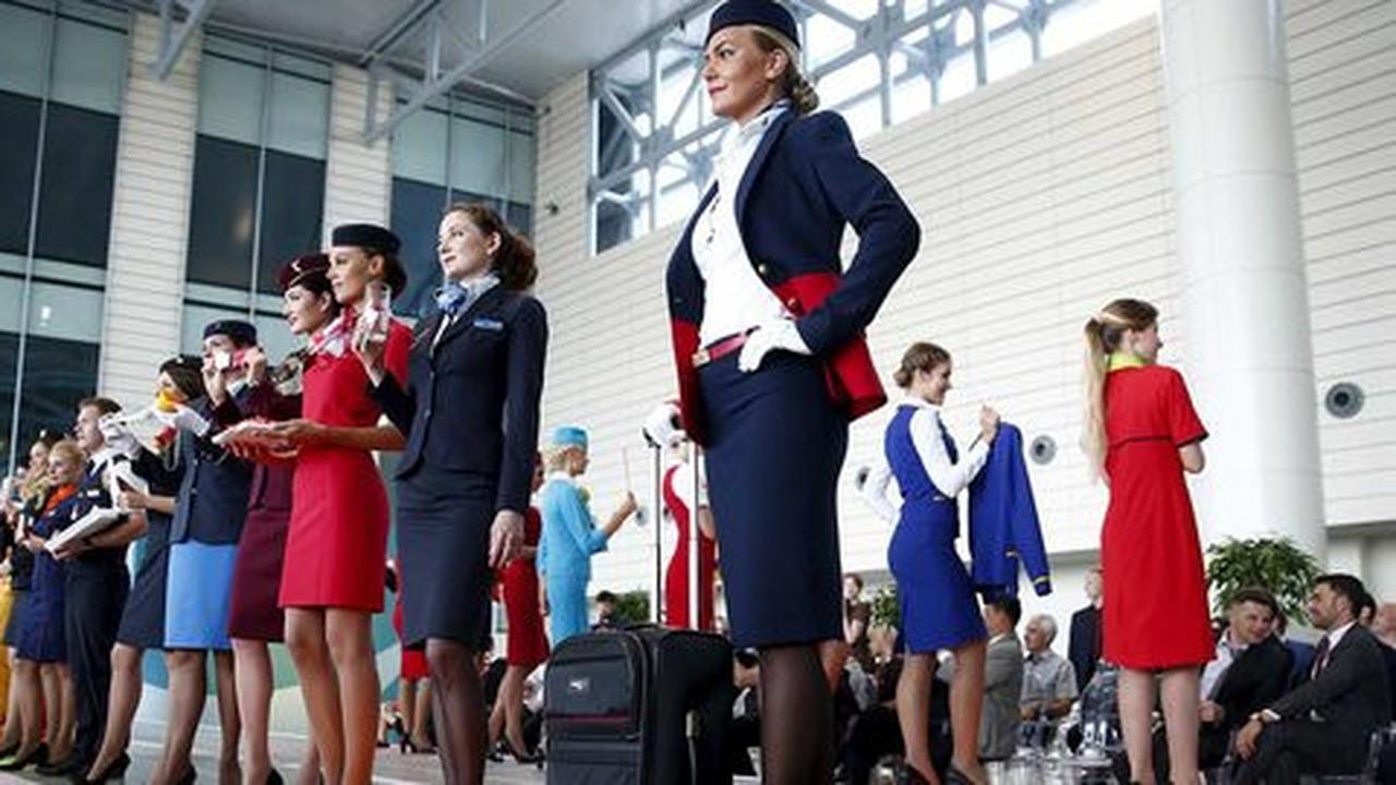 Aksi pramugari cantik Rusia berlenggang di catwalk 'Runway DME