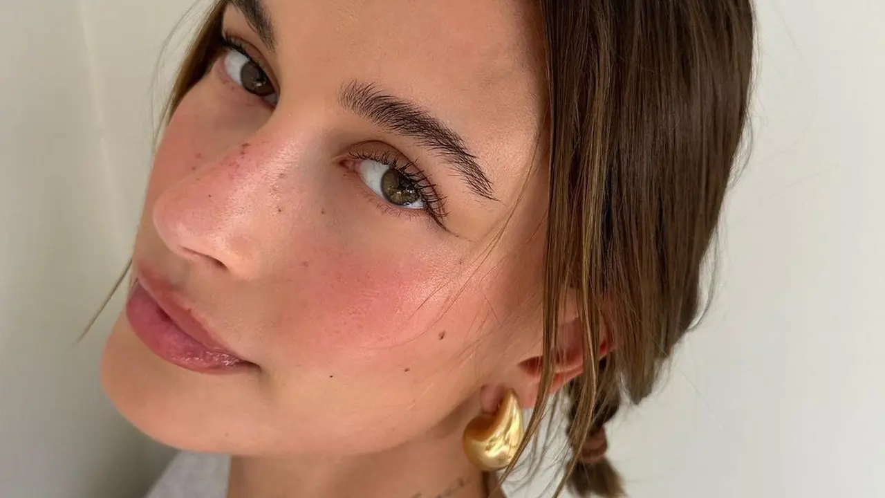 Strawberry makeup hailey bieber