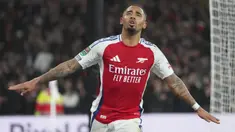 Pemain Arsenal, Gabriel Jesus melakukan selebrasi setelah mencetak gol ke gawang Crystal Palace pada laga perempat final Carabao Cup 2024/2025 yang berlangsung di Emirates Stadium, London, Inggris, Kamis (19/12/2024) WIB. (AP Photo/Kirsty Wigglesworth)