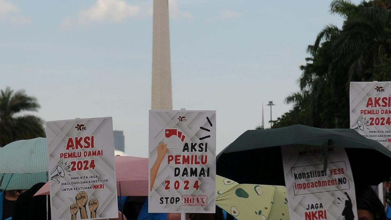 Aksi mahasiswa yang tergabung dalam koalisi Mahasiswa Nasional Indonesia menggelar aksi unjuk rasa di kawasan Patung Kuda, Jakarta, Jumat (2/2/2024).<br>(Foto merdeka.com / Imam Buhori)<br>