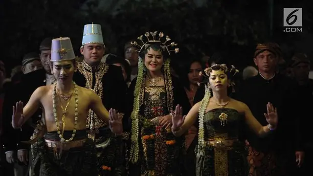 Loro Blonyo Pendamping Setia di Resepsi Pernikahan Kahiyang Ayu