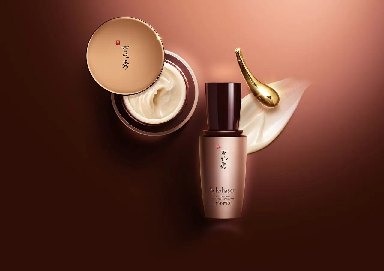 Rawat kulit area sekitar mata agar selalu awet muda dengan Sulwhasoo Timetreasure Renovating Eye Serum. 