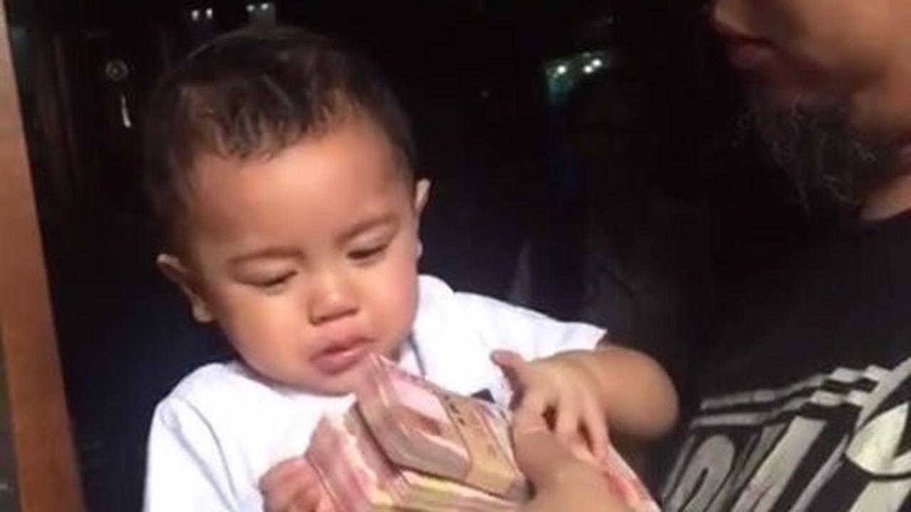 Mulan Jameela Unggah Video Kenangan Saat Muhammad Ali Masih Kecil, Nangis Digendongan Ahmad Dhani - Langsung Diam Diberi Beberapa Gepok Uang