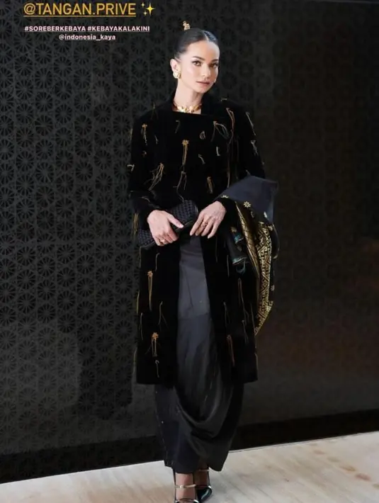 Detail sulaman tangan benang emas dengan motif abstrak yang artistik menambah daya tarik dari kebaya yang dikenakannya. [@enzystoria].