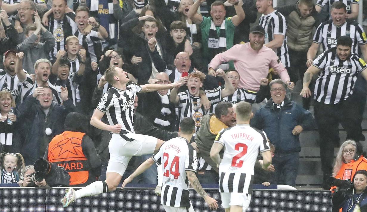 Pemain Newcastle United, Sean Longstaff, melakukan selebrasi setelah mencetak gol ke gawang Paris Saint-Germain pada matchday 2 Grup F Liga Champions 2023/2024 di St James Park, Kamis (5/10/2023). Kemenangan ini membawa Newcastle bertengger di puncak klasemen sementara Grup dengan F dengan empat poin. PSG tepat di bawahnya dengan tiga poin. (AP Photo/Scott Heppell)