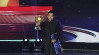 Bek Arema FC, Hamka Hamzah, menerima  penghargaan sebagai bek terbaik pada Indonesian Soccer Awards 2019 di Studio Indosiar, Jakarta, Jumat (10/12). Acara ini diadakan oleh Indosiar bersama APPI. (Bola.com/M Iqbal Ichsan)