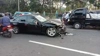 Tabrakan beruntun di jalur Puncak, Cisarua, Bogor melibatkan 4 motor dan 1 sedan BMW. (Istimewa)
