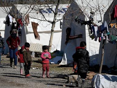 Anak-anak berjalan di sebuah kamp pengungsi Suriah di Turki yang didirikan oleh lembaga bantuan Turki AFAD di distrik Islahiye, Gaziantep, Turki, Rabu (15/2/2023). Gempa berkekuatan 7,8 magnitudo terjadi pada 6 Februari lalu dan meluluhlantakkan sebagian besar wilayah Turki dan Suriah. Jumlah korban tewas telah menembus 41.000 jiwa. (OZAN KOSE/AFP)