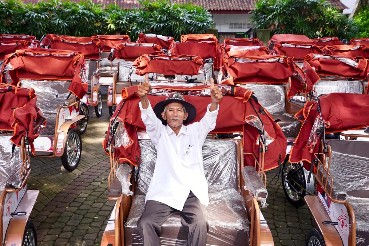 Bupati Ipuk Serahkan 200 Becak Listrik Bantuan Presiden ke Pengemudi Becak Lansia Banyuwangi