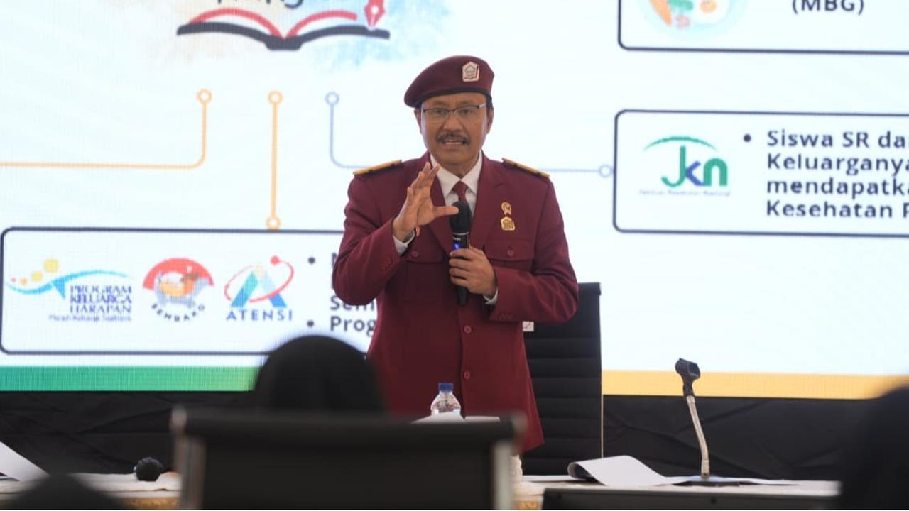 Mensos Gus Ipul Kenalkan Seragam Almamater Sekolah Rakyat