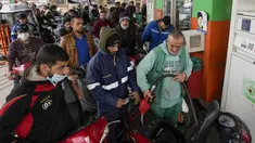 Pengemudi motor menunggu untuk membeli bahan bakar di pompa bensin di pinggiran Beirut, Senin (7/3/2022). Kenaikan harga minyak di seluruh dunia akibat dari invasi Rusia ke Ukraina menyebabkan antrean panjang kendaraan di pompa bensin selama krisis ekonomi terburuk Lebanon. (AP Photo/Hassan Ammar)
