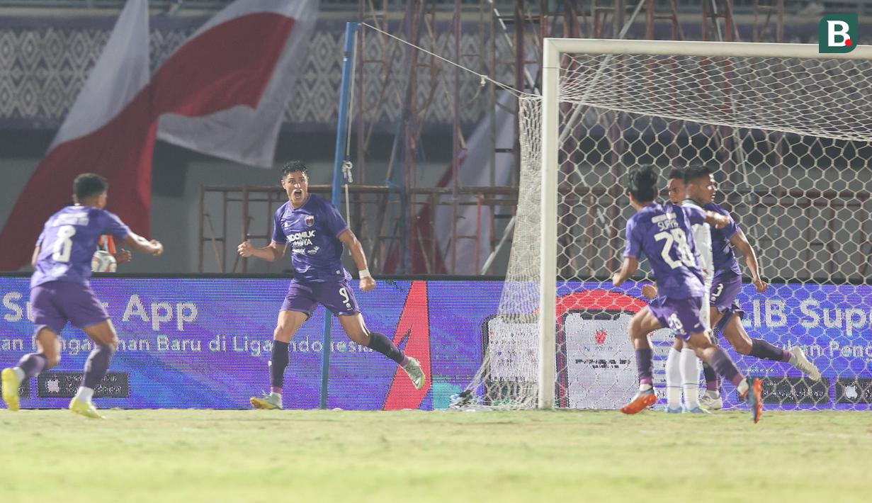 <p>Selebrasi pemain Persita Tangerang, Ramiro Fergonzi (tengah) setelah mencetak gol kedua ke gawang PSS Sleman pada laga pekan ke-9 BRI Liga 1 2023/2024 di Stadion Indomilk Arena, Tangerang, Jumat (18/8/2023). (Bola.com/Abdul Aziz)</p>