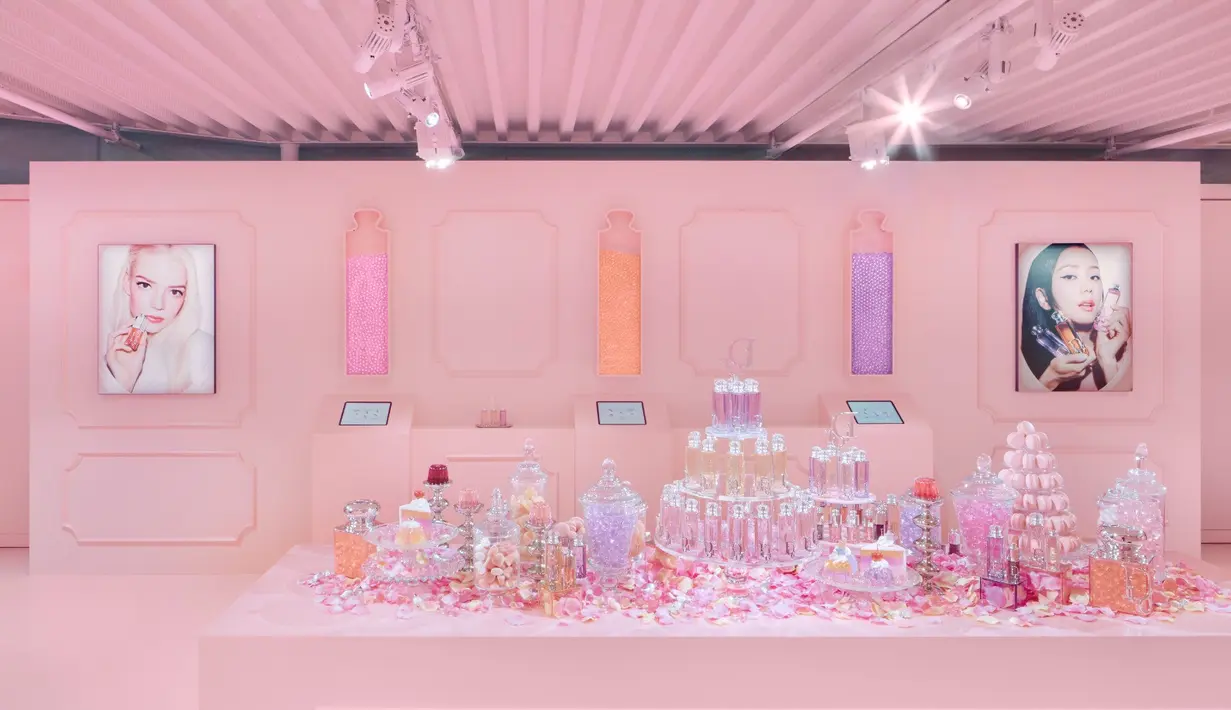 Pada malam pembukaan, Jisoo hadir sebagai pusat perhatian. Kehadirannya merepresentasikan karakter Dior Addict yang cerah, percaya diri, dan bebas berekspresi.   [Dok/Dior Beauty].