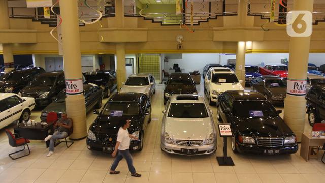 <span>Aktivitas jual beli mobil bekas di bursa mobil bekas Mall Blok M, Jakarta, Jumat (8/10/2021). Sempat sangat redup, kini penurunan level PPKM membuat pasar mobil bekas berangsur pulih. (Liputan6.com/Angga Yuniar)</span>