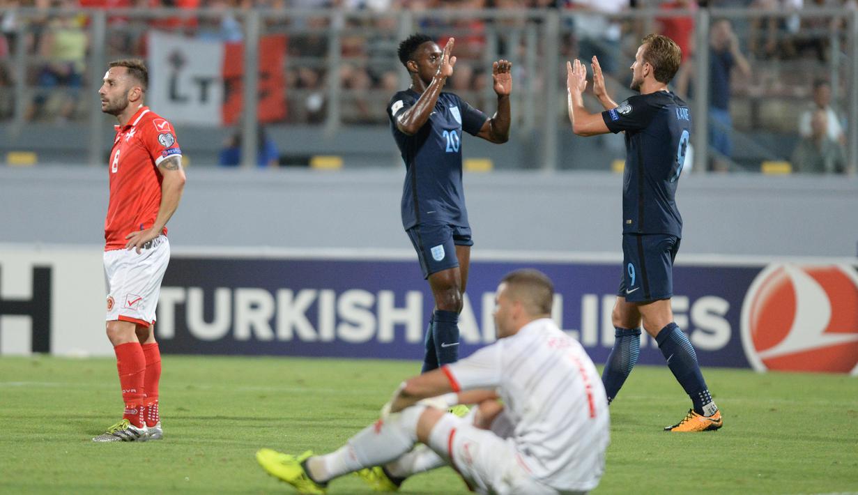 Pemain Inggris, Danny Welbeck (tengah) dan Harry Kane (kanan) merayakan gol saat melawan Malta pada laga grup F kualifikasi Piala Dunia 2018 di Ta Qali stadium, Valletta, Malta, (1/9/2017). Inggris menang 4-0. (AFP/Matthew Mirabelli/Malta OUT)
