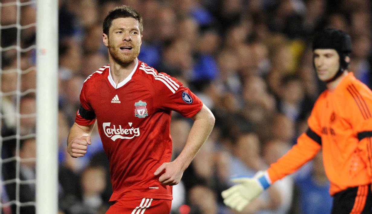 Xabi Alonso mengakhiri masa kerjanya di Liverpool usai bersitegang dengan Rafael Benitez. Ia akhirnya dibeli Real Madrid seharga 30 juta poundsterling. Selama berkarier di Los Blancos, Xabi berhasil mempersembahkan gelar Liga Spanyol, Liga Champions, dan dua Copa del Rey. (AFP/Adrian Dennis)