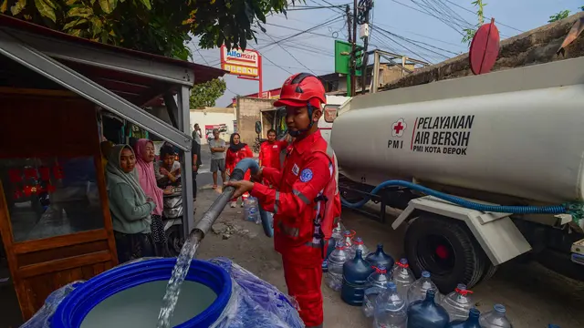 PMI Salurkan Air Bersih untuk Warga Terdampak Kekeringan di Depok