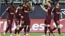 Para pemain Barcelona merayakan gol yang dicetak oleh Philippe Coutinho ke gawang Malaga pada laga La Liga di Stadion La Rosaleda, Sabtu (10/3/2018). Malaga takluk 0-2 dari Barcelona. (AP/M.Pozo)