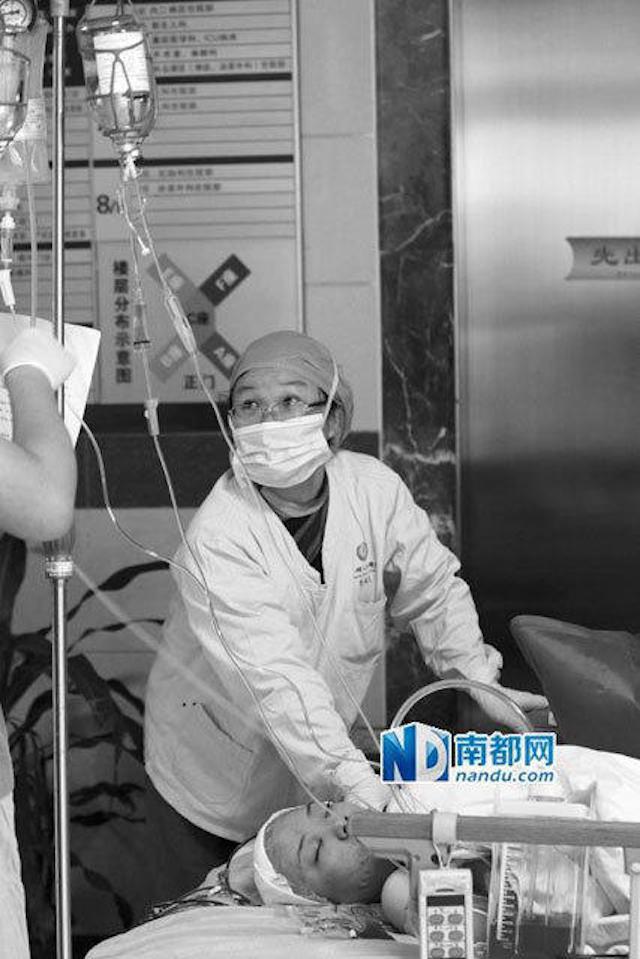 Dokter yang melakukan perawatan terhadap Chen Jietin | Photo: Copyright shanghiist.com