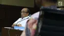Mantan Dirut Jasindo, Budi Tjahjono saat sidang dugaan korupsi komisi fiktif agen PT Asuransi Jasindo dalam pengadaan asuransi pada BP Migas-KKKS 2010-2012 dan 2012-2014 di Pengadilan Tipikor, Jakarta, Rabu (16/1). (Liputan6.com/Helmi Fithriansyah)