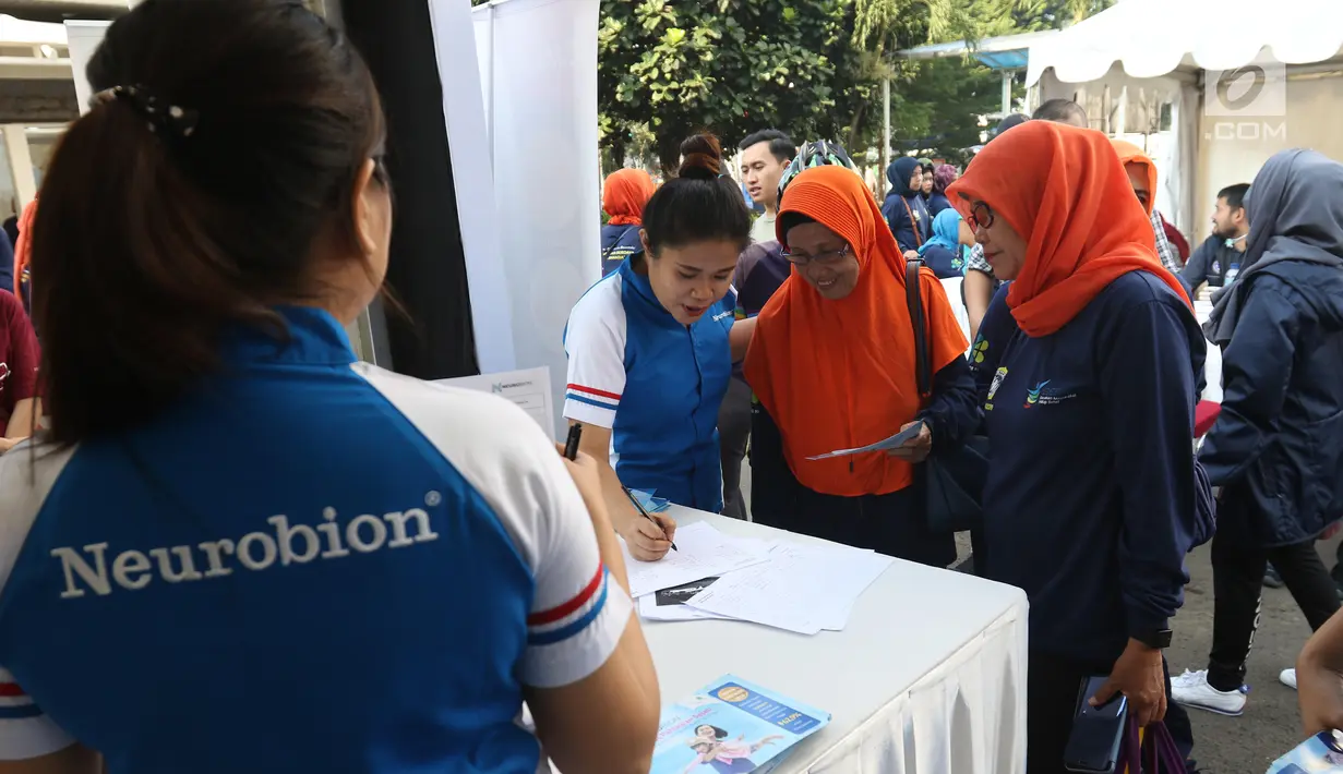 Para lansia mendaftark untuk memeriksa kesehatan saraf saat CFD di Jakarta, Minggu (7/7/2019). Kemenkes bersama Neurobion, produsen vitamin neurotropik dari P&G Health Indonesia memberikan cek kesehatan mengenai risiko neuropati di acara Hari Lanjut Usia Nasional 2019. (Liputan6.com/Angga Yuniar)