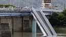 Sebuah jembatan yang runtuh terlihat setelah gempa bumi di Yatsushiro, prefektur Kumamoto, Rabu, 29 Juli 2026. (Juntaro Yokoyama/Kyodo News via AP)
