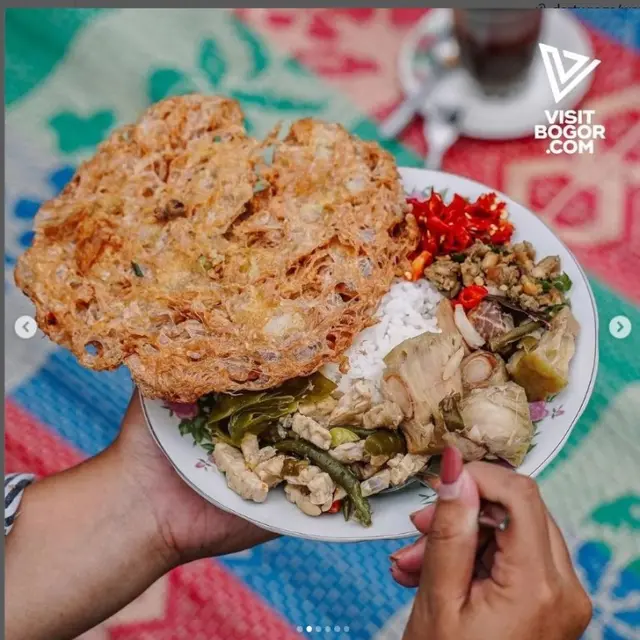 Warung Kopi Klotok di Cisarua Milik Titiek Soeharto yang Diresmikan Prabowo Subianto Harganya Mulai dari Rp2 Ribu.  foto: Instagram @kopiklotok_cisarua