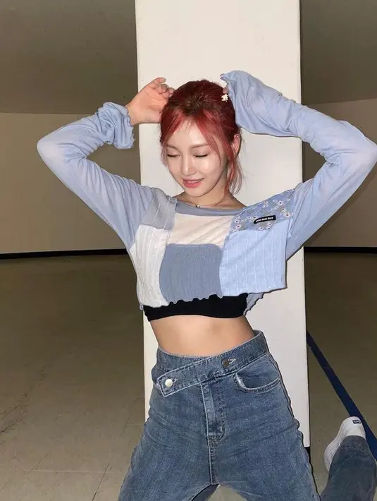 Gaya Ningning aespa dengan memadukan colour block cropped top dengan high waist jeans satu ini bisa jadi inspirasi daily look yang simple namun kekinian. (Instagram/aespa_official).