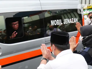 Gubernur Jawa Barat Ridwan Kamil saat siap membawa jenazah putranya Emmeril Kahn Mumtadz atau Eril di Bandara Soekarno-Hatta, Minggu (12/6/2022). Ridwan Kamil langsung membawa jenazah Eril menuju Bandung Jawa Barat untuk di makamkan. (Liputan6.com/Angga Yuniar)