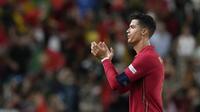 Pemain Portugal Cristiano Ronaldo memberi tepuk tangan kepada para penggemar usai melawan Republik Ceko pada pertandingan sepak bola UEFA Nations League di Stadion Jose Alvalade, Lisbon, Portugal, 9 Juni 2022. Portugal menang 2-0. (AP Photo/Armando Franca)
