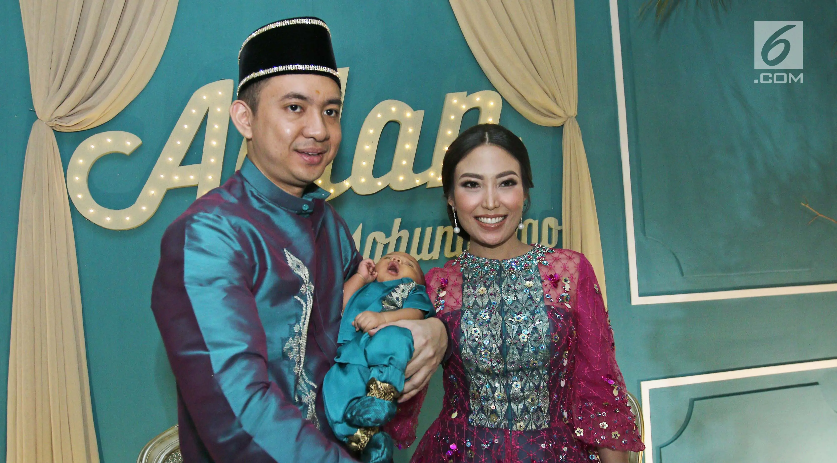 Aktris Ayu Dewi bersama suami Regi Datau dan anak keduanya Mohamad Aqlan Ukasyah Datau berfoto bersama usai acara Mohuntingo di kawasan Tebet, Jakarta, Minggu (27/08). (Liputan6.com/Herman Zakharia)