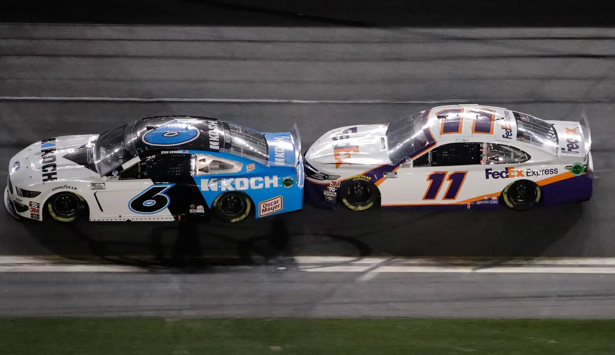 Pembalap Denny Hamlin (11) menabrak bagian belakang Ryan Newman (6) dalam NASCAR Daytona 500 di Daytona International Speedway, Daytona Beach, Florida, Amerika Serikat, Senin (17/2/2020). Pembalap asal Amerika Serikat itu harus dilarikan ke rumah sakit akibat kecelakaan. (AP Photo/Chris O'Meara)