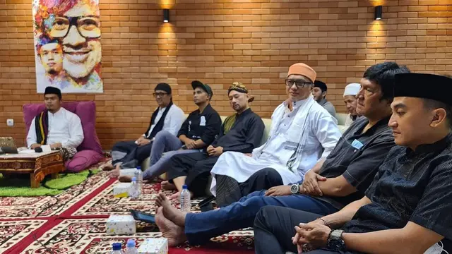 Aktif Ikut Kajian, Ini 6 Potret Ronal Surapradja yang Kini Makin Religius