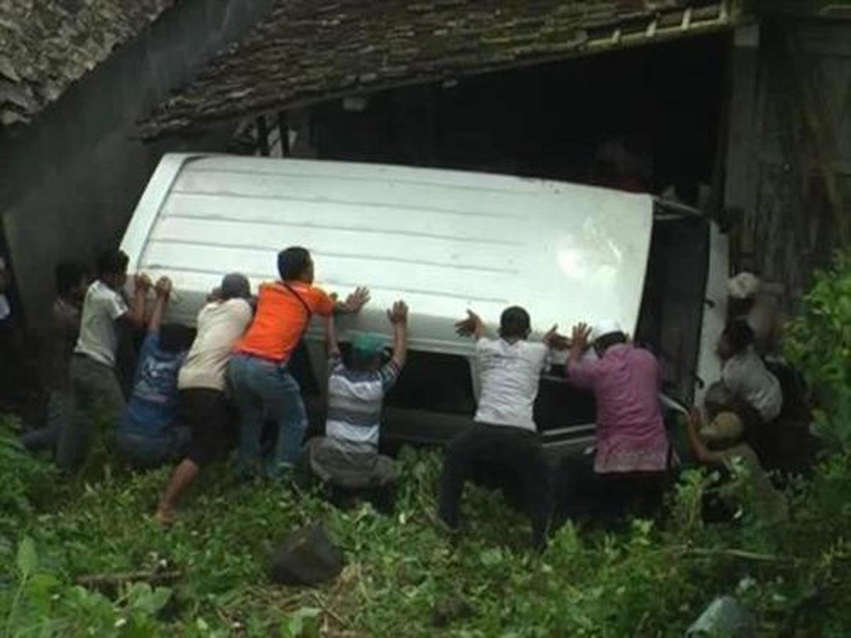 Jatuh dari tebing setinggi 4 meter, minibus hantam rumah warga