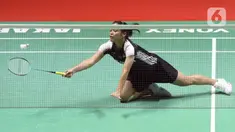 Pebulu tangkis tunggal putri Indonesia Gregoria Mariska Tunjung berusaha mengembalikan kok saat berlaga melawan Pusarla Sindhu dari India dalam babak 32 besar  Indonesia Open 2023 di Istora Senayan, Jakarta, Selasa (13/6/2023). (Liputan6.com/Herman Zakharia)
