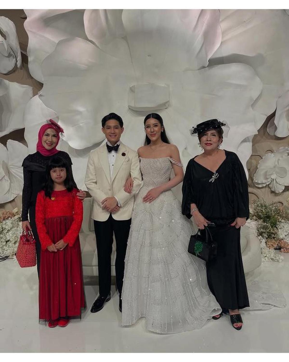 8 Potret Tamu Publik Figur di Pernikahan Teuku Rassya dan Cleantha Islan