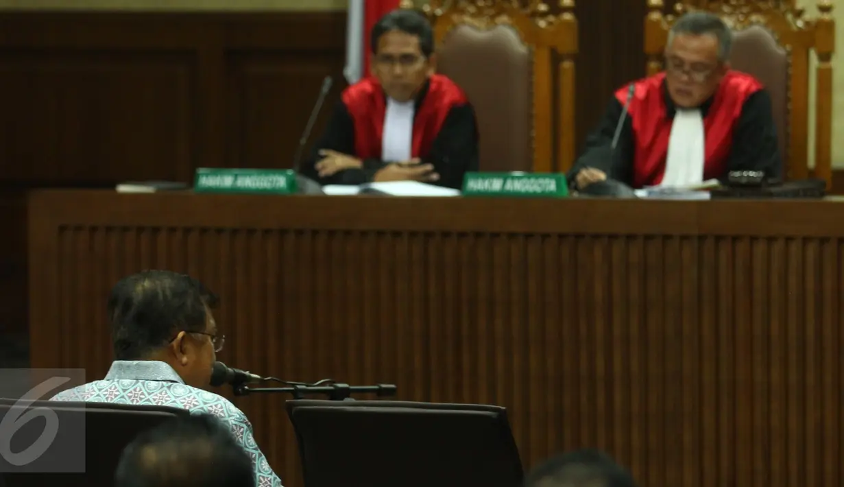 Wapres Jusuf Kalla, menjadi saksi pada persidangan kasus dugaan korupsi Dana Operasional Menteri di Pengadilan Tipikor, Jakarta, (14/1). Jusuf Kalla menyatakan bahwa penggunaan DOM merupakan hak menteri. (Liputan6.com/Helmi Afandi)