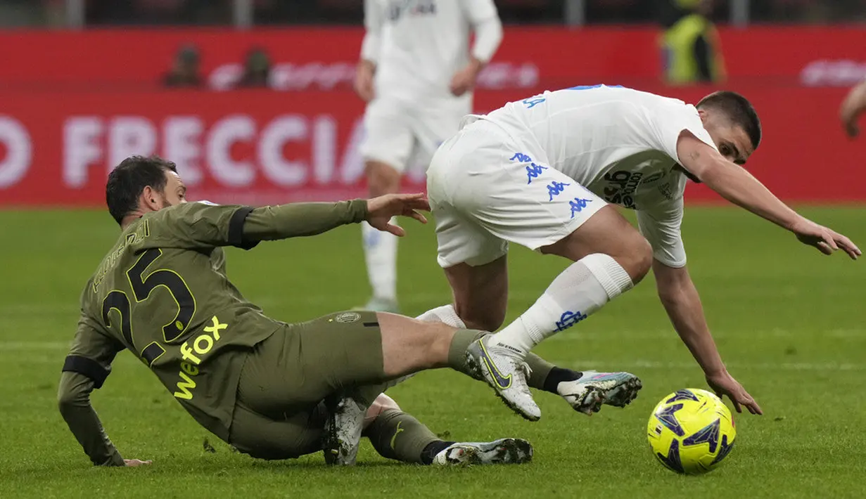 <p>Rossoneri juga terus menggempur lini pertahanan Empoli. (AP Photo/Luca Bruno)</p>